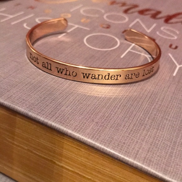Jewelry - Gold tone bracelet
